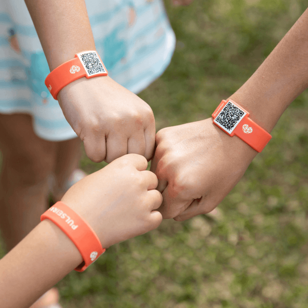 Crianças usando pulseiras