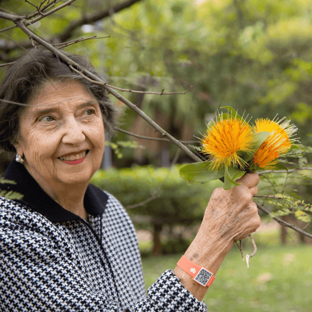 Crianças usando pulseiras